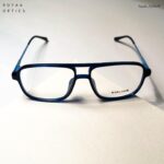 نظارة باللون الأزرق