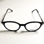 نظارة سوداء بأذرع معدنية