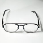 نظارة رمادية بأذرع معدنية