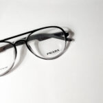 ⁦نظارة رمادية بأذرع معدنية⁩ - الصورة ⁦2⁩