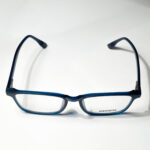 نظارة باللون الأزرق القاتم