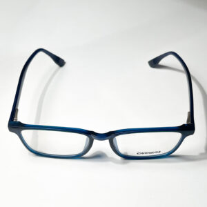 نظارة باللون الأزرق القاتم