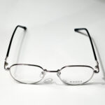 نظارة باللون الفضي