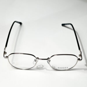 نظارة باللون الفضي